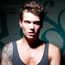 Tony Junior lyrics | Musixmatch